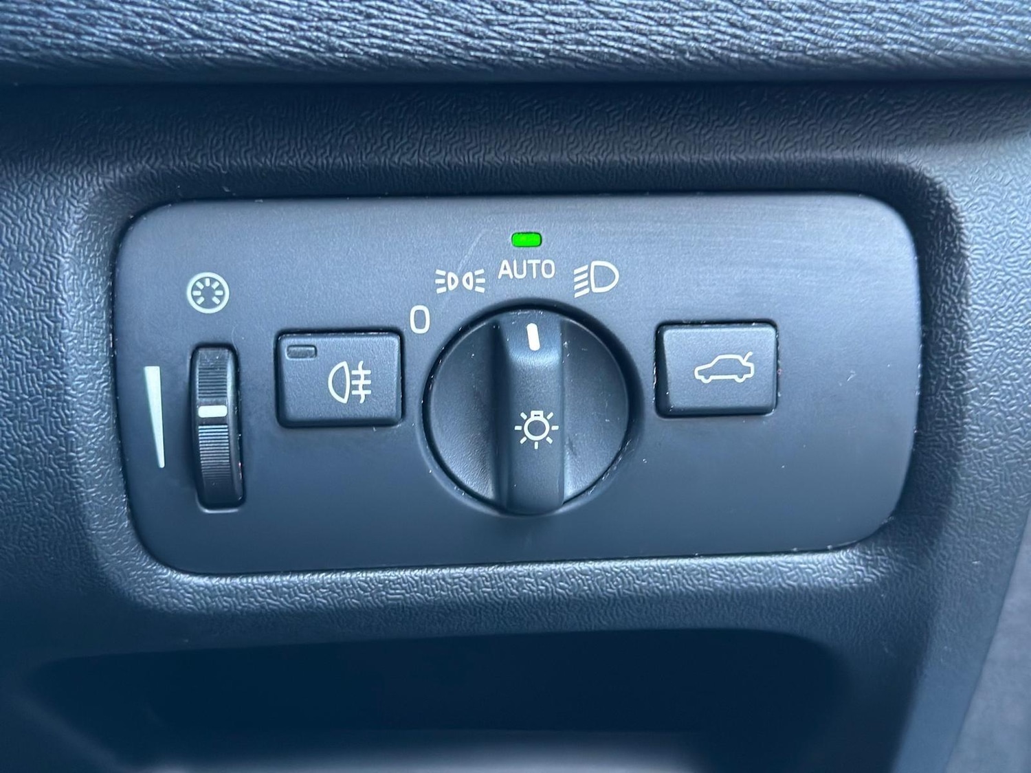 Used Volvo V40 2015 for sale - 77131687: Photo 31