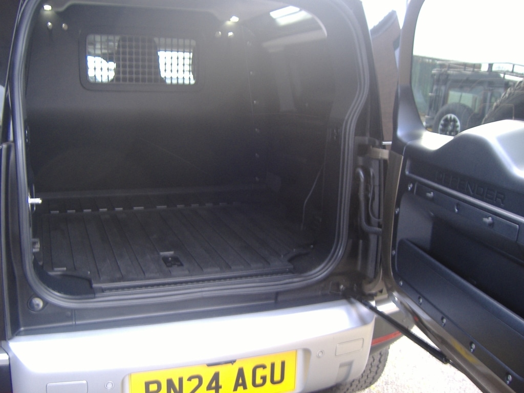 Used Land Rover Defender 2024 for sale - 77073353: Photo 7