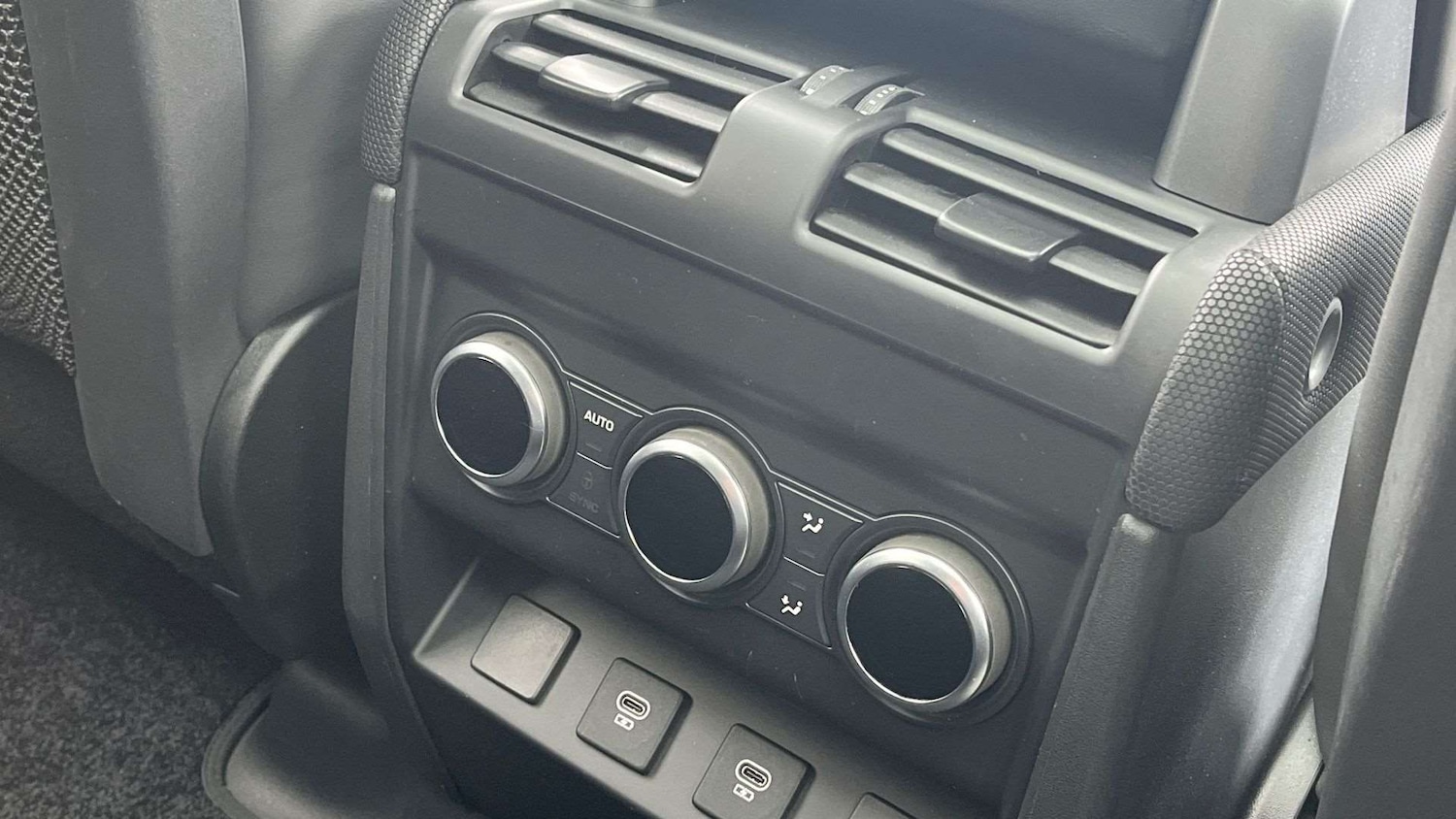 Used Land Rover Defender 2024 for sale - 76460263: Photo 18