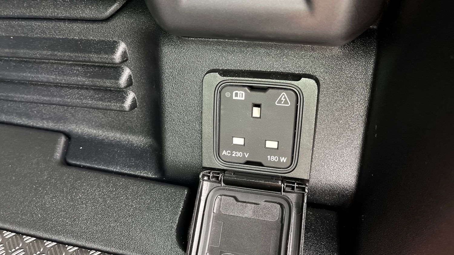 Used Land Rover Defender 2024 for sale - 76460263: Photo 30