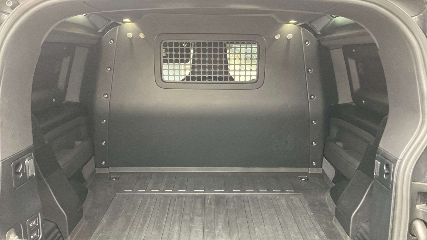 Used Land Rover Defender 2023 for sale - 76460435: Photo 4