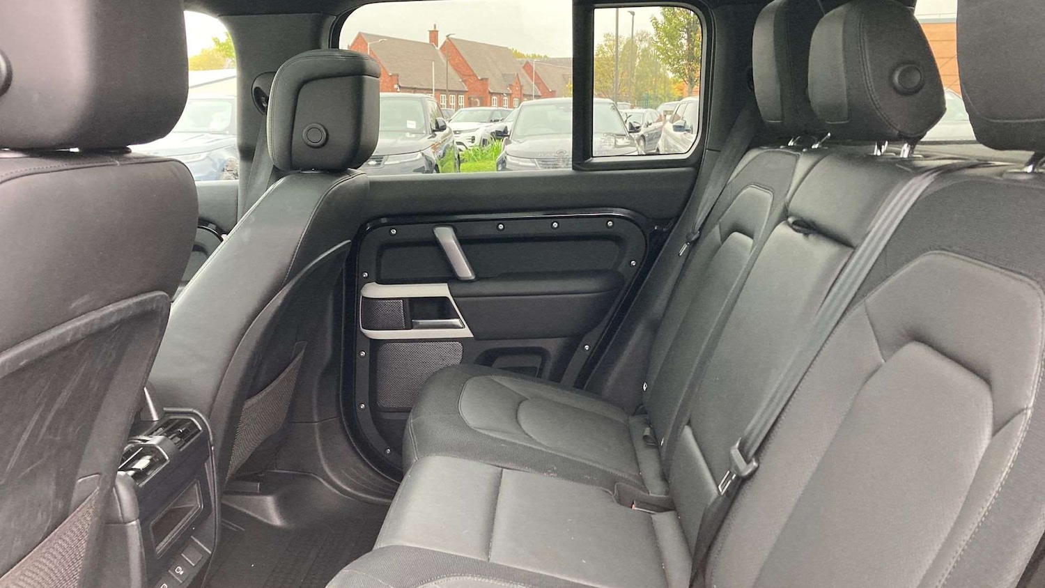 Used Land Rover Defender 2024 for sale - 76460061: Photo 4