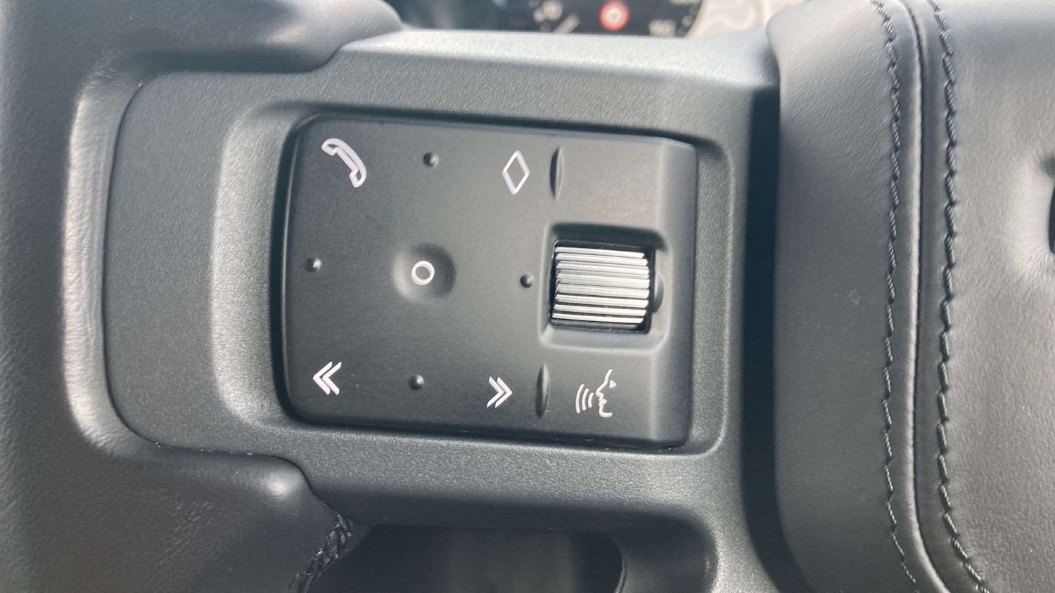 Used Land Rover Defender 2023 for sale - 76460039: Photo 31