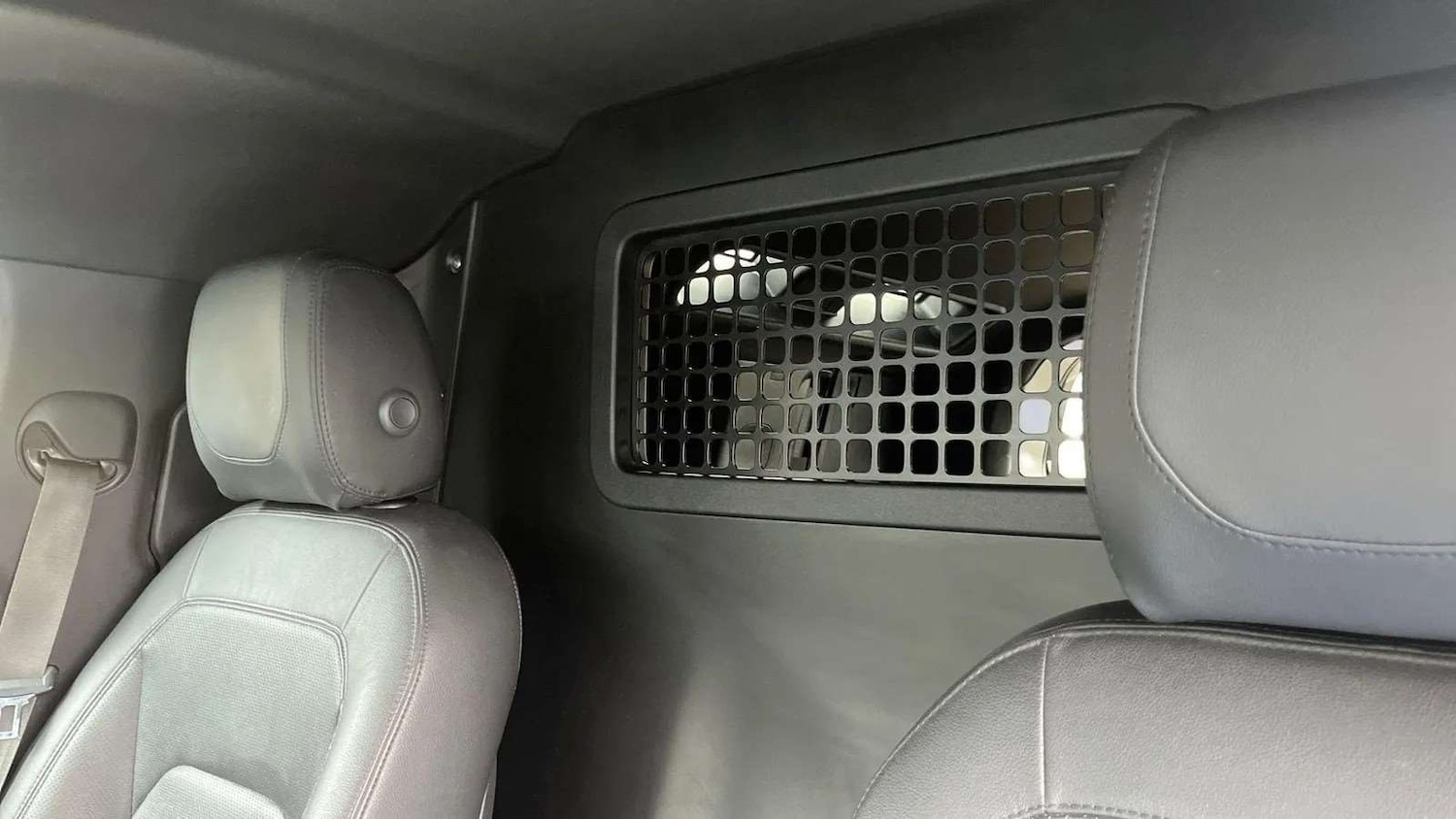 Used Land Rover Defender 2023 for sale - 76460039: Photo 4