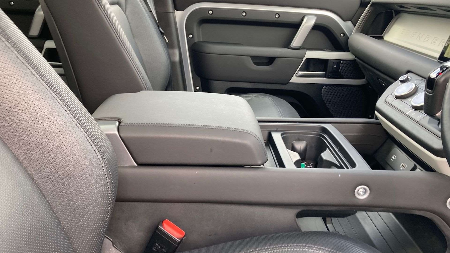 Used Land Rover Defender 2024 for sale - 76460678: Photo 32