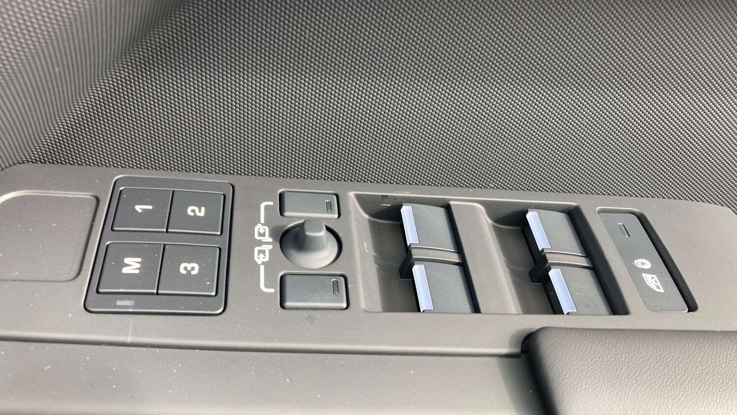 Used Land Rover Defender 2025 for sale - 76501914: Photo 23