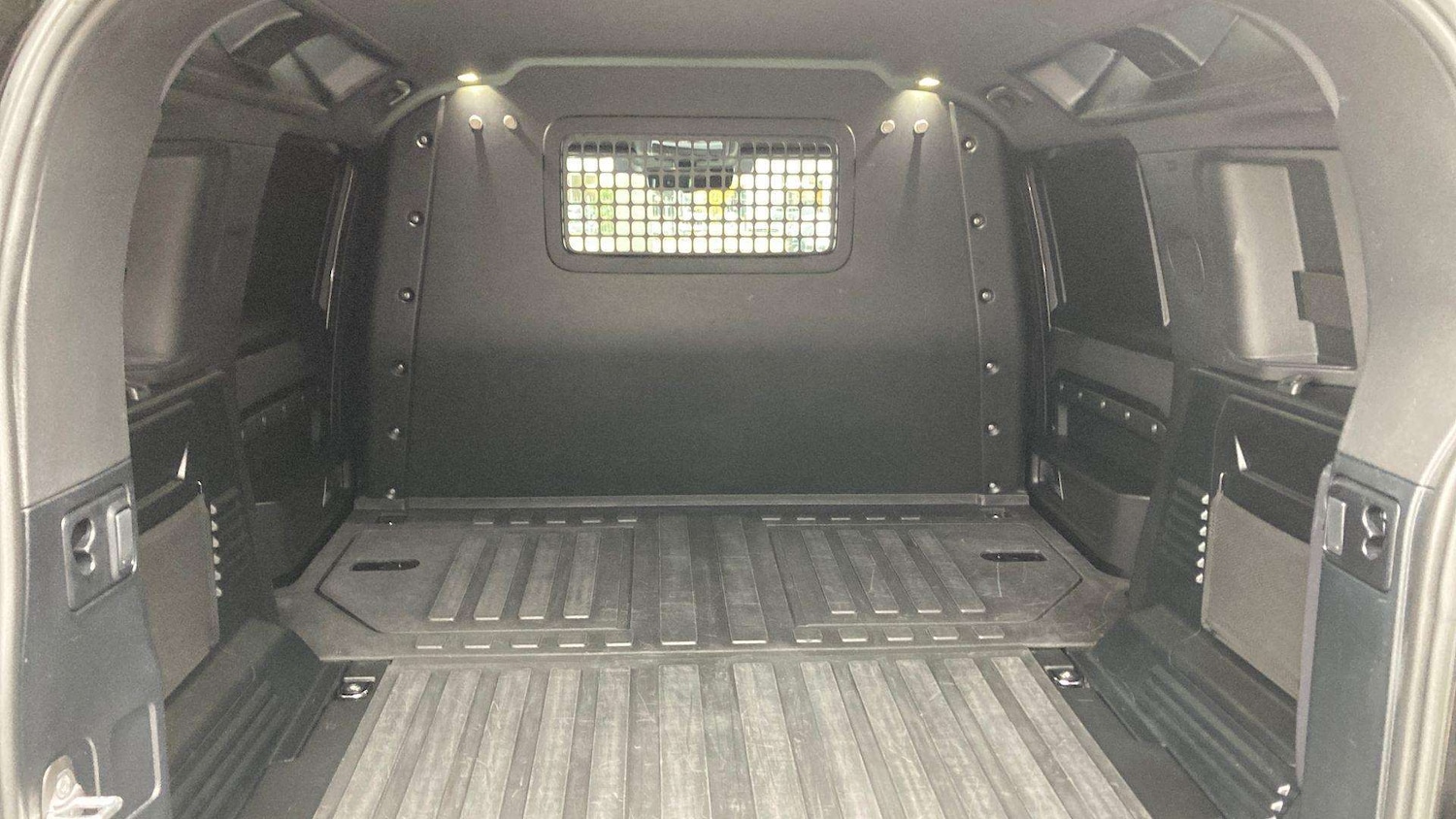 Used Land Rover Defender 2022 for sale - 76460020: Photo 4