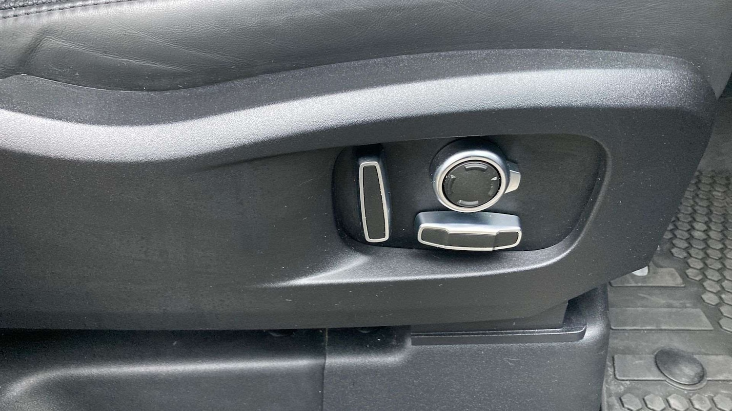 Used Land Rover Defender 2025 for sale - 76827647: Photo 31