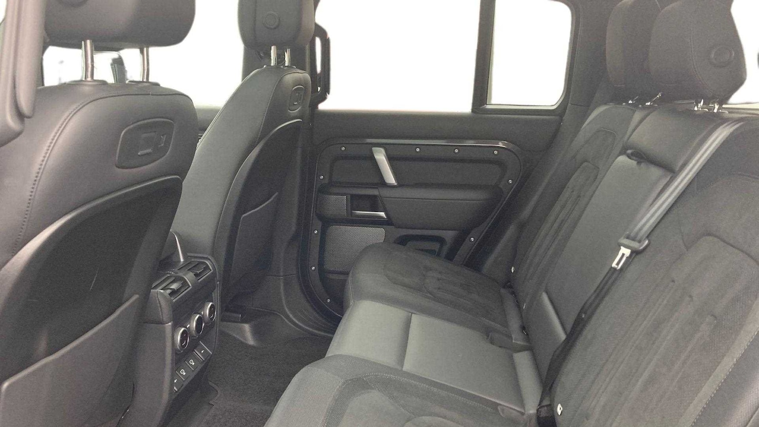 Used Land Rover Defender 2021 for sale - 76460492: Photo 4