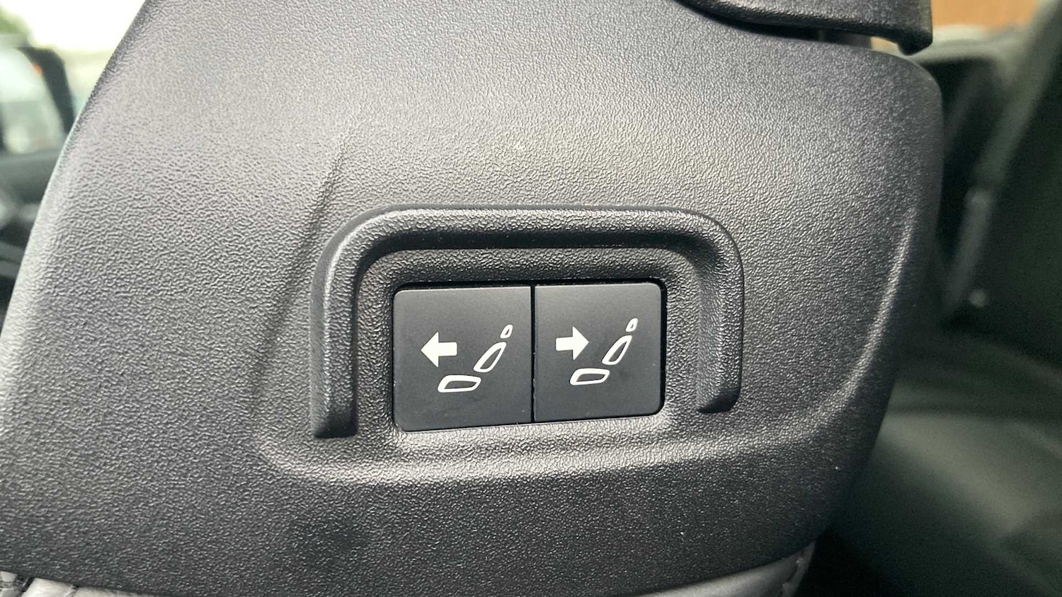 Used Land Rover Defender 2023 for sale - 76460211: Photo 34