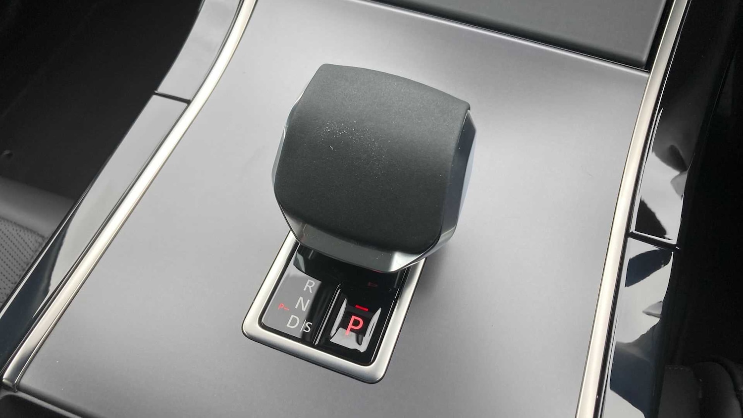 Used Land Rover Range Rover Velar 2025 for sale - 76460534: Photo 13