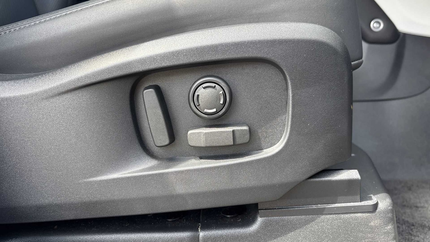 Used Land Rover Defender 2024 for sale - 76460614: Photo 15