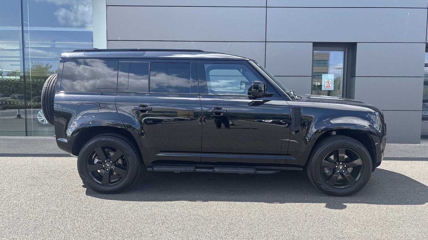 Used Land Rover Defender 2024 for sale - 76460614: Photo 24