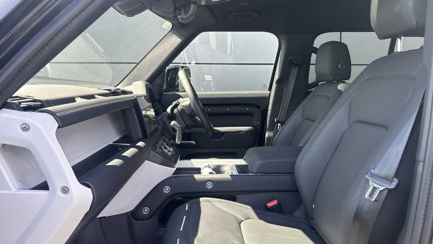 Used Land Rover Defender 2024 for sale - 76460614: Photo 3