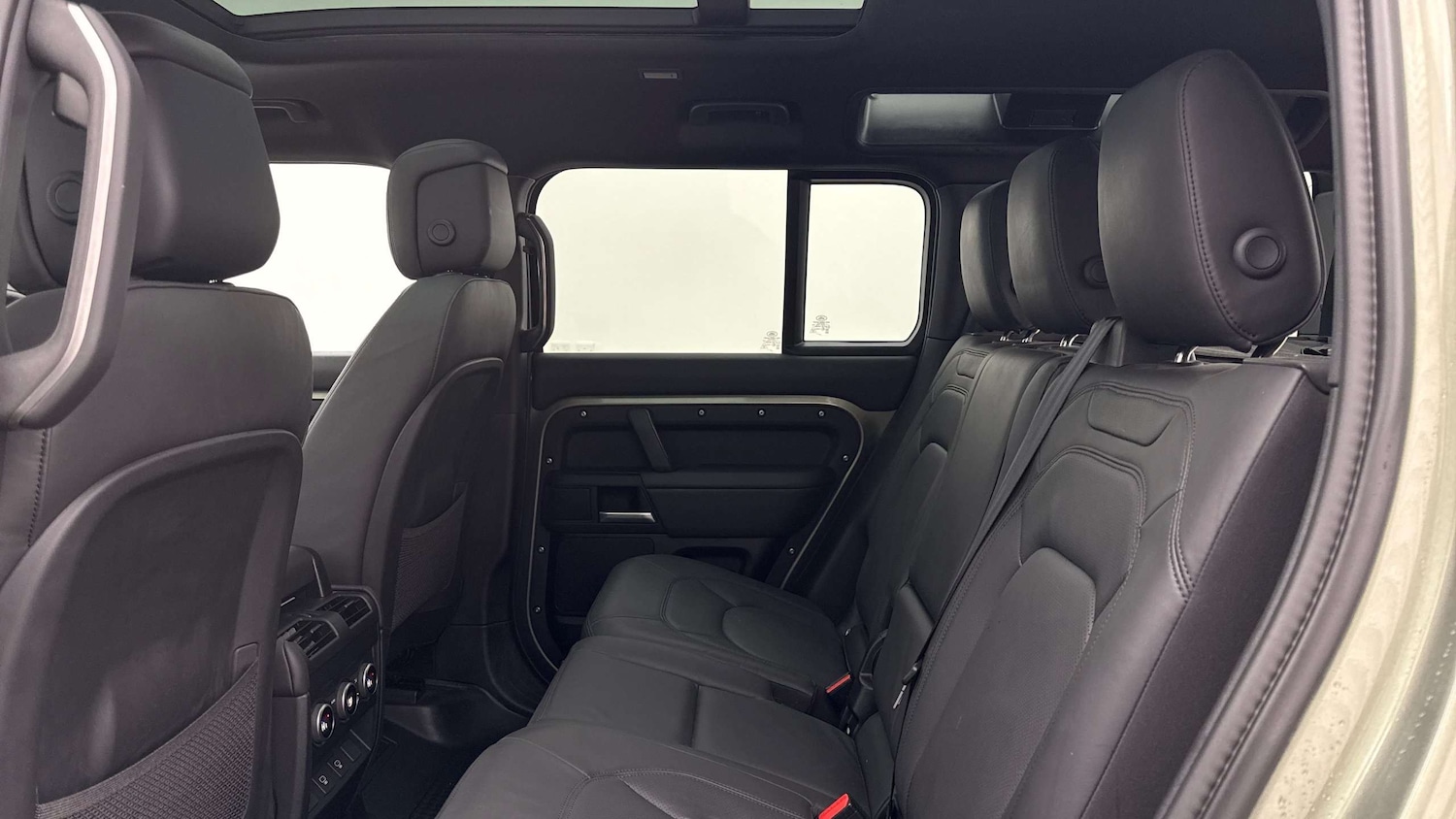 Used Land Rover Defender 2024 for sale - 77472535: Photo 4