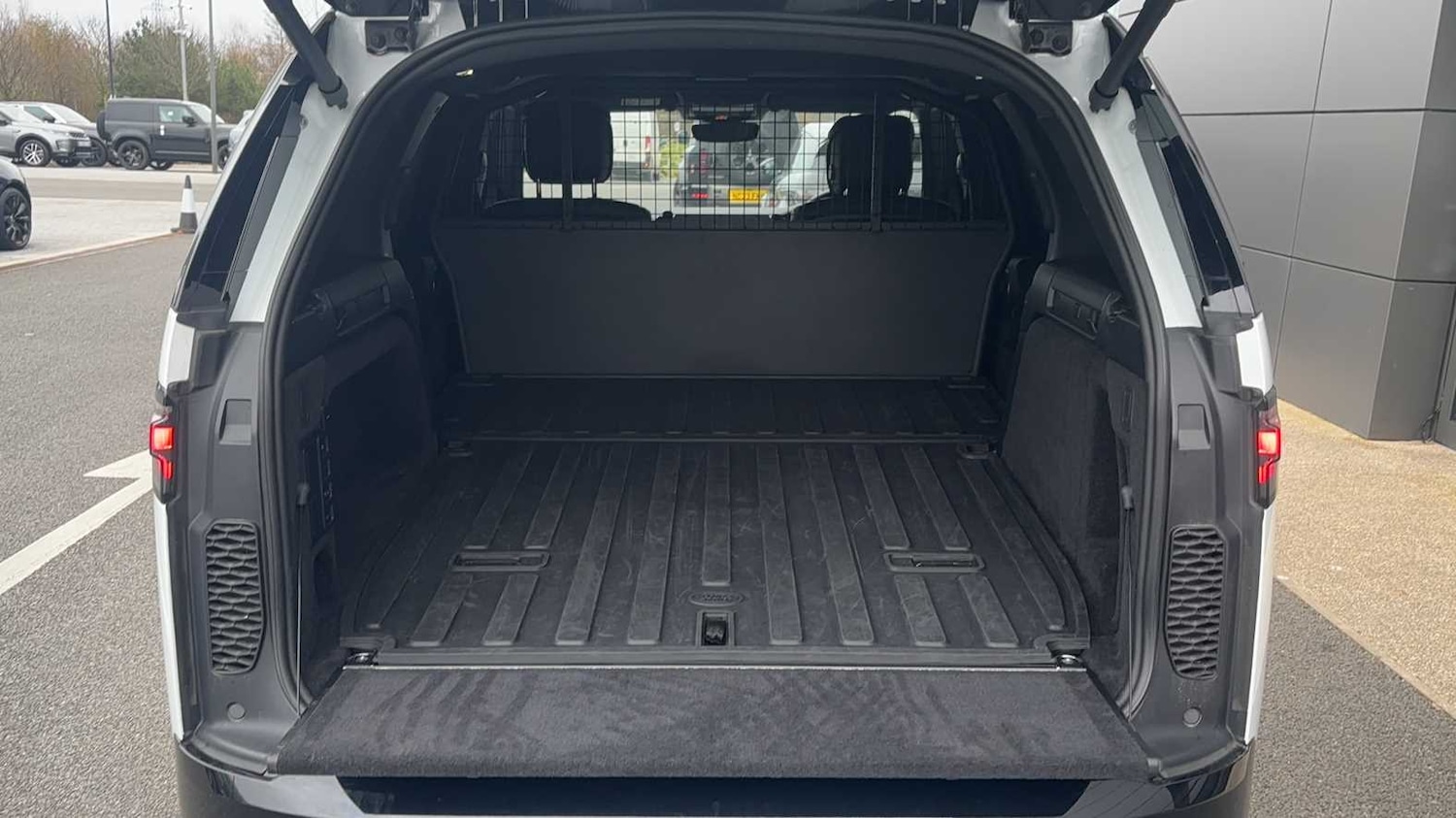 Used Land Rover Discovery 2024 for sale - 76460473: Photo 21