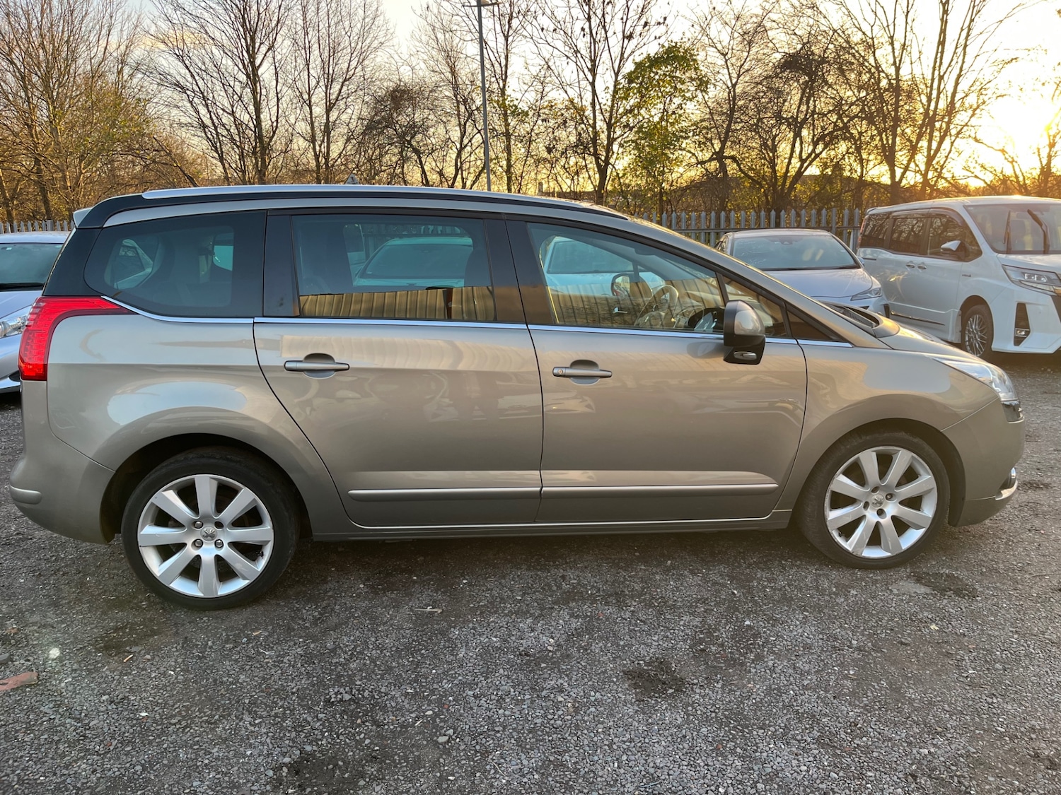 Used Peugeot 5008 2012 for sale - 76605396: Photo 16