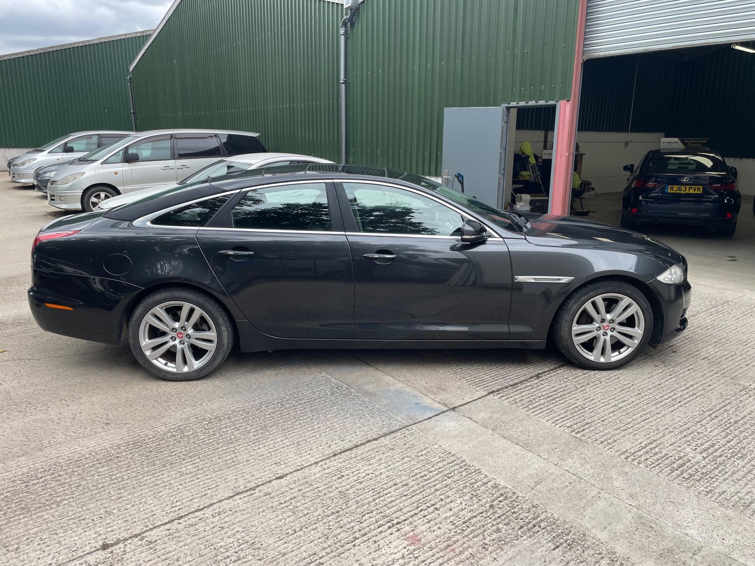 Used Jaguar XJ 2014 for sale - 76634177: Photo 5