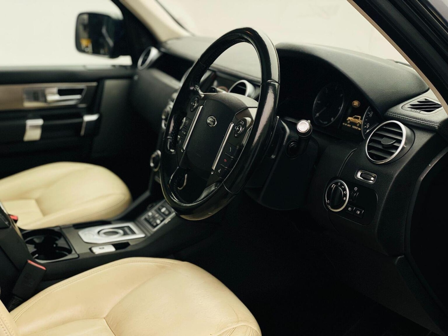 Used Land Rover Discovery 4 2015 for sale - 76744159: Photo 2