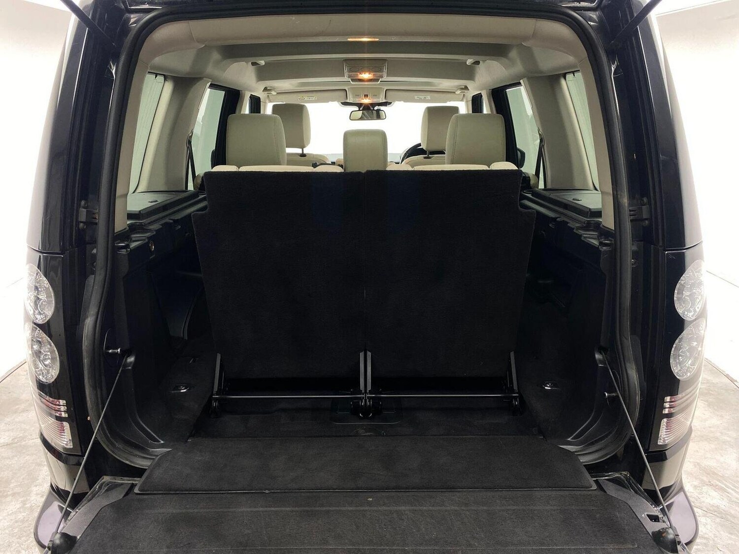 Used Land Rover Discovery 4 2015 for sale - 76744159: Photo 60