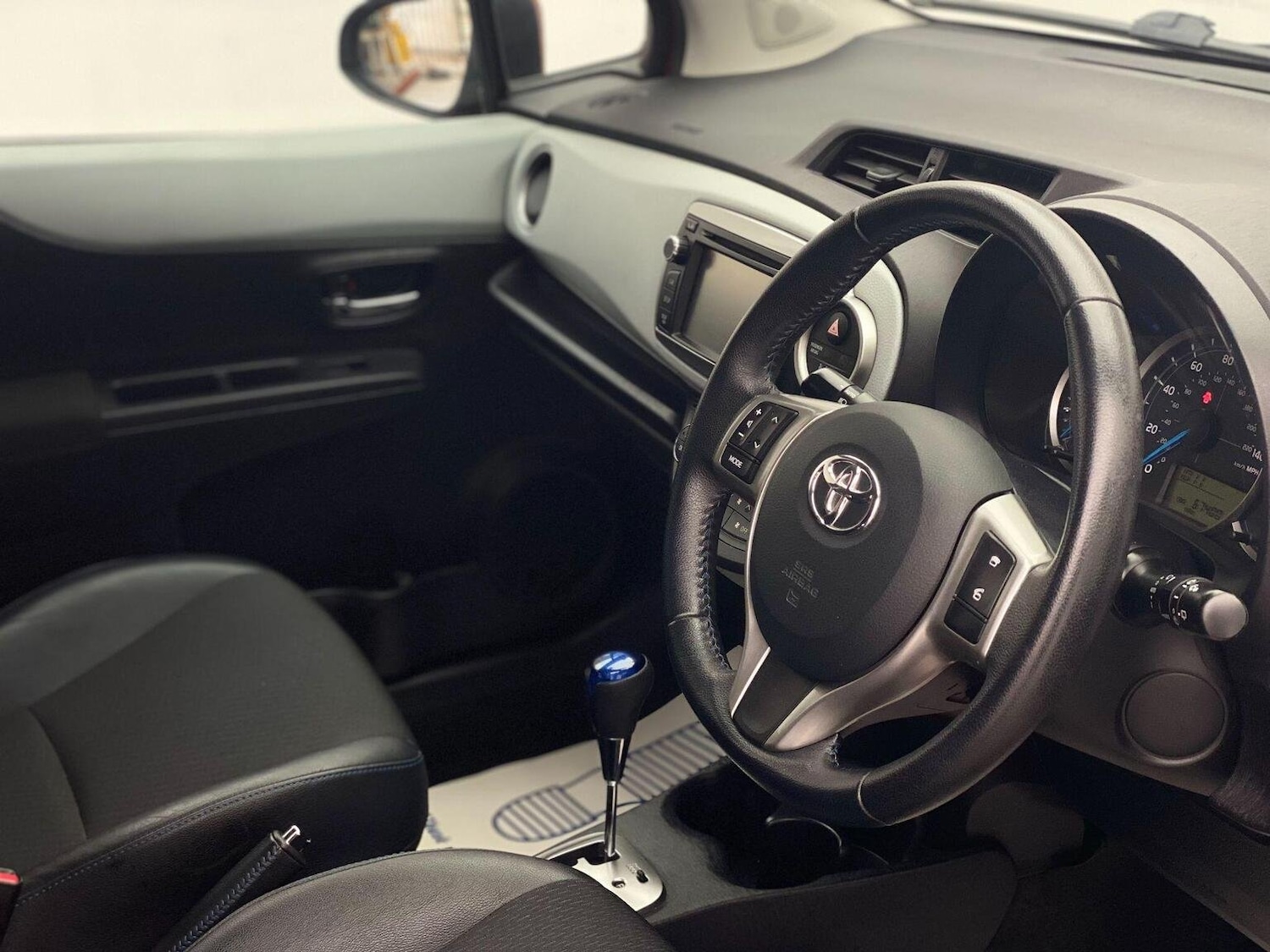 Used Toyota Yaris 2013 for sale - 76744200: Photo 2