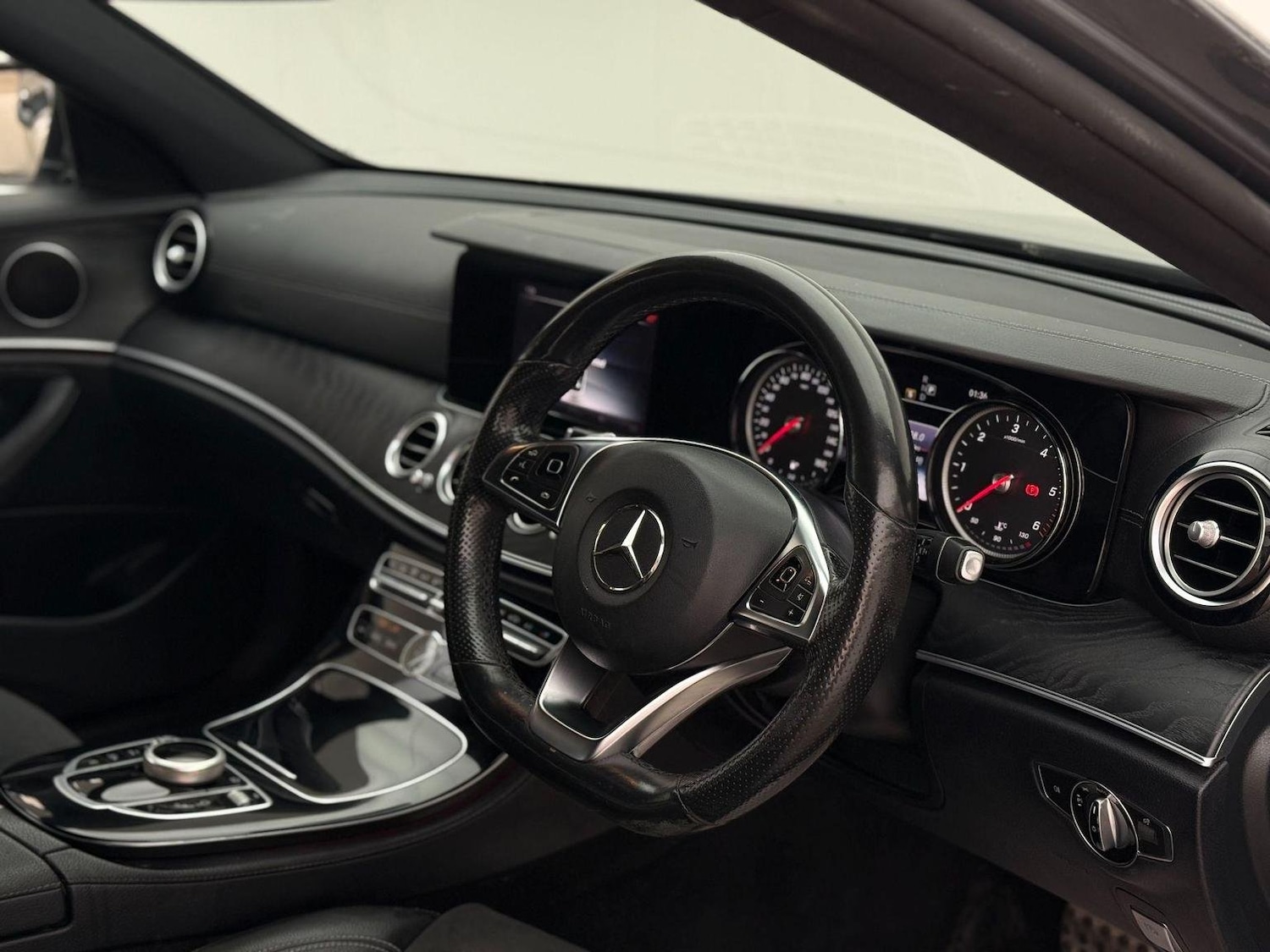 Used Mercedes-Benz E Class 2017 for sale - 76744219: Photo 2