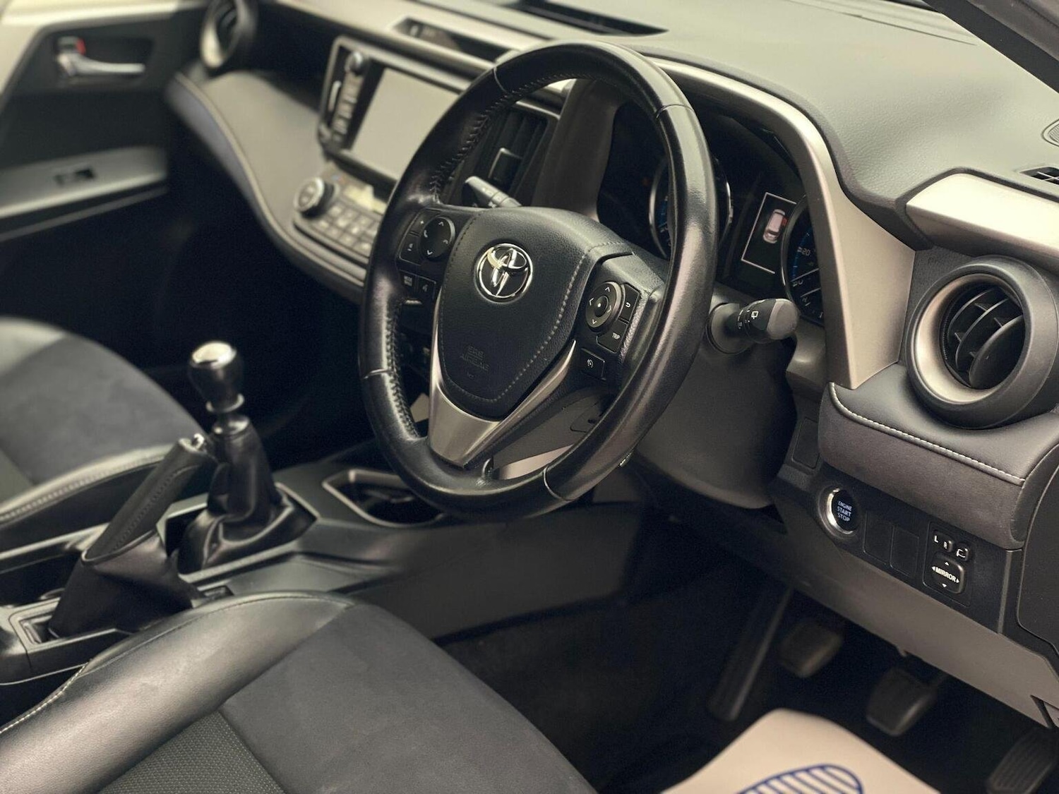 Used Toyota RAV4 2015 for sale - 76744179: Photo 2