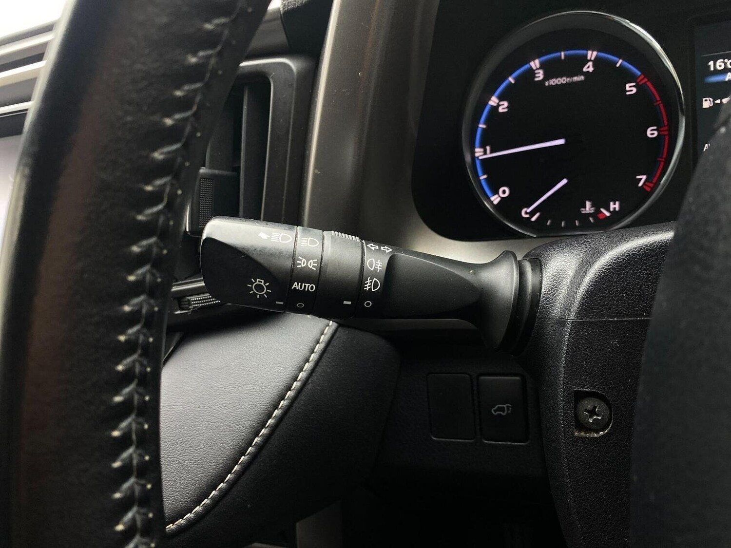 Used Toyota RAV4 2015 for sale - 76744179: Photo 37