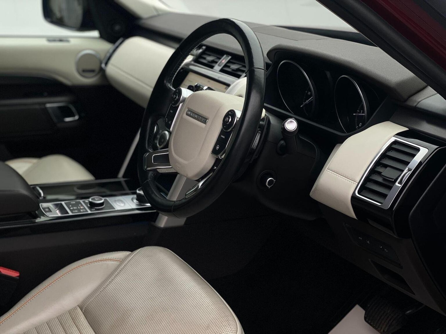 Used Land Rover Discovery 2017 for sale - 76744181: Photo 2