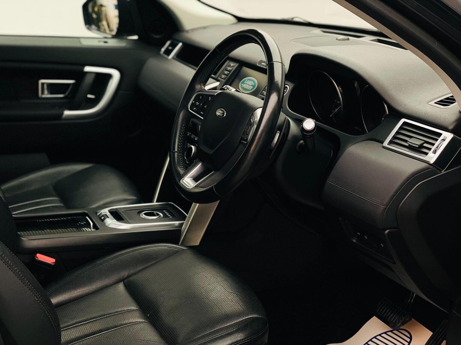 Used Land Rover Discovery Sport 2017 for sale - 76744162: Photo 2