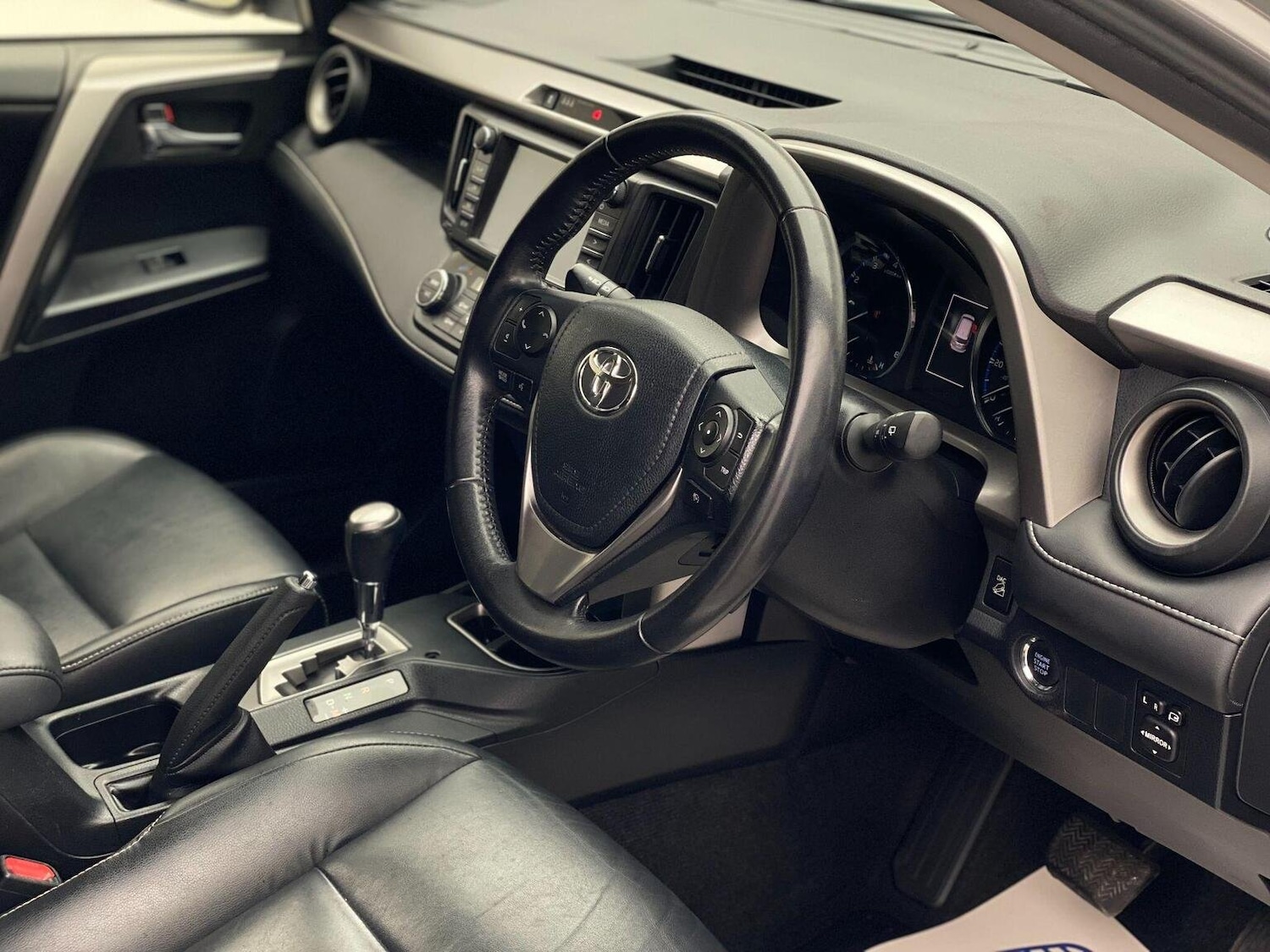 Used Toyota RAV4 2016 for sale - 76744184: Photo 2