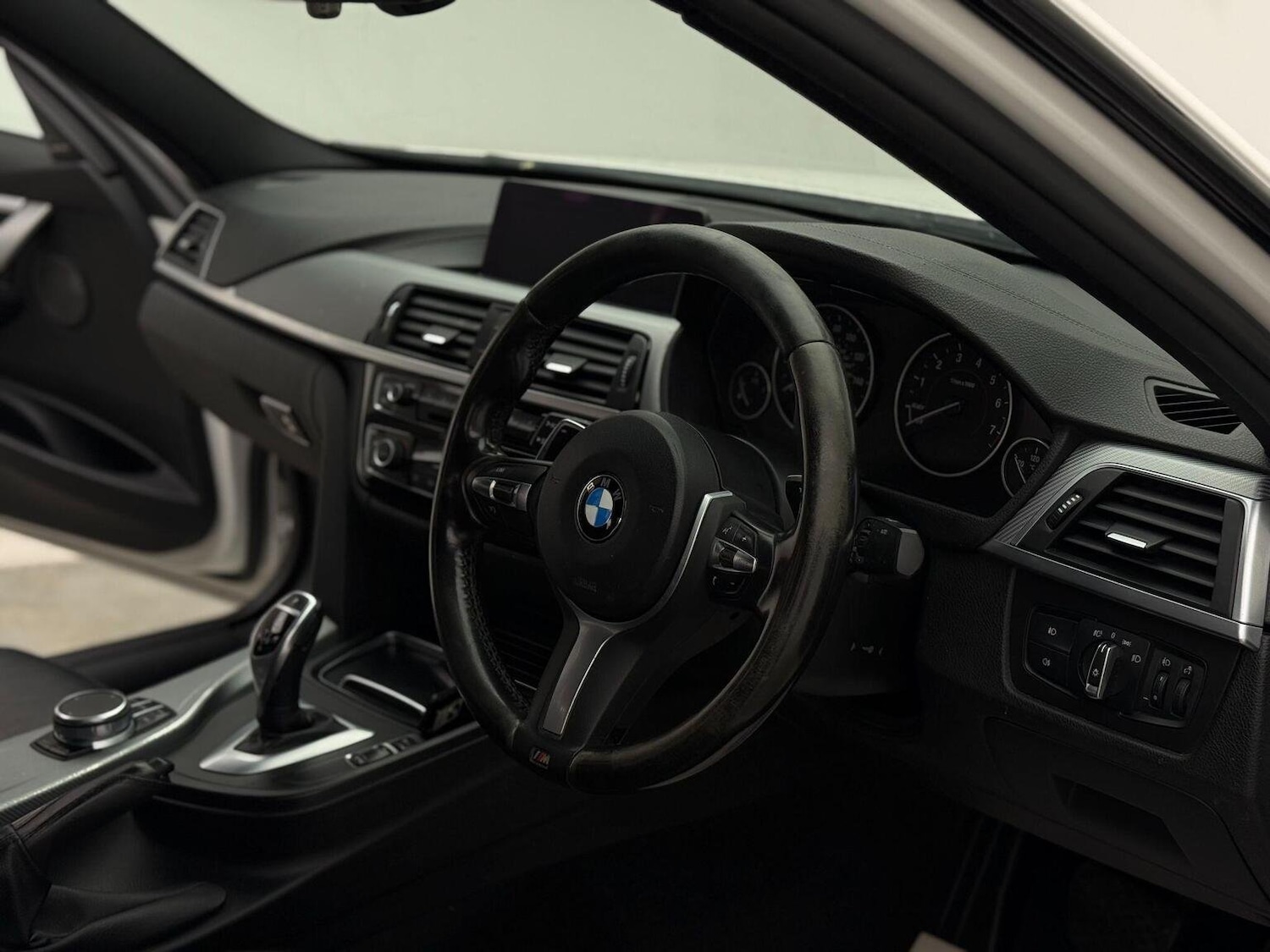 Used BMW 3 Series 2018 for sale - 76744196: Photo 2