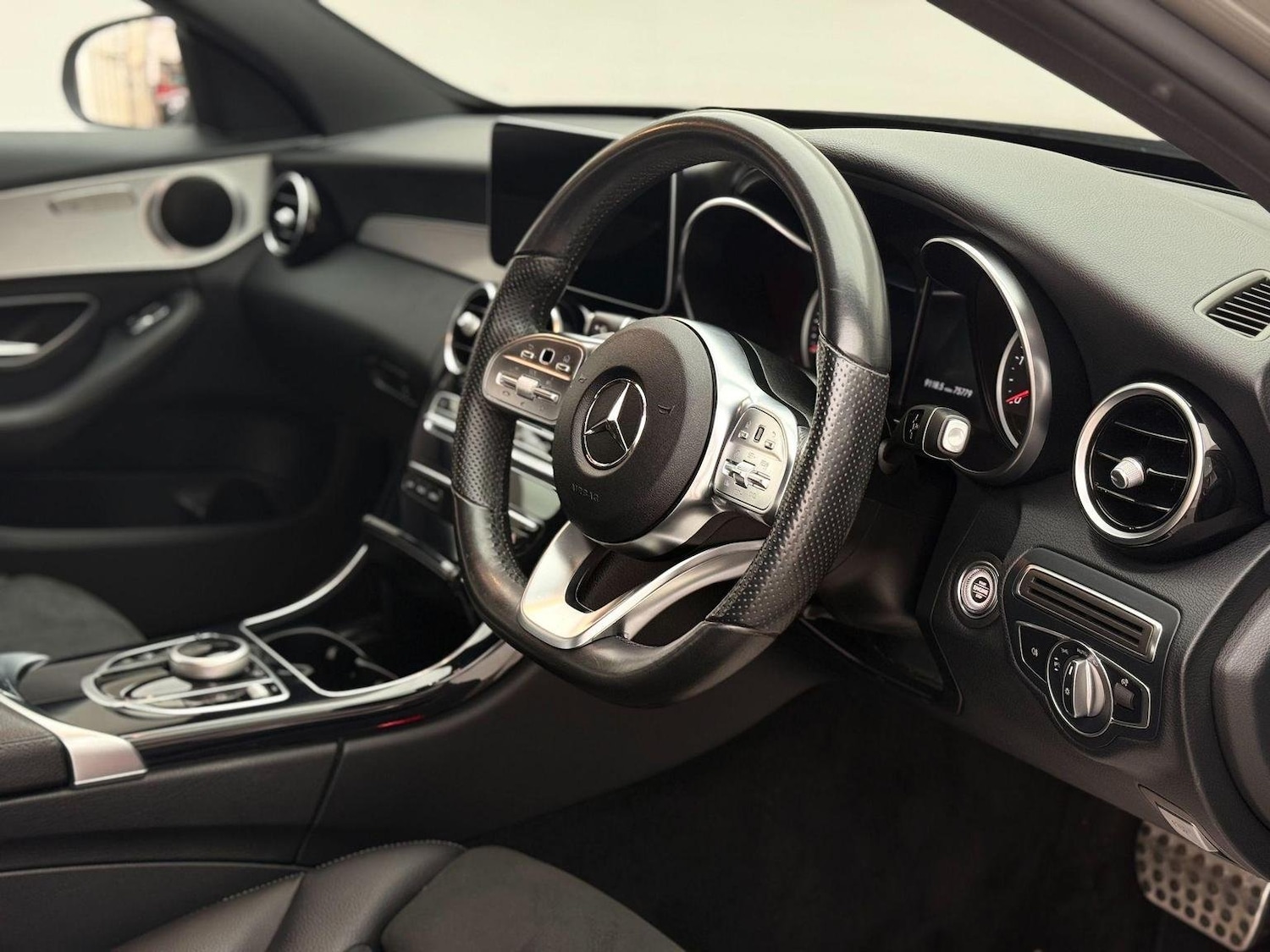 Used Mercedes-Benz C Class 2019 for sale - 76744223: Photo 2