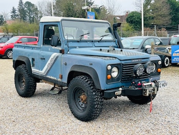 Land Rover Defender 90 feature image