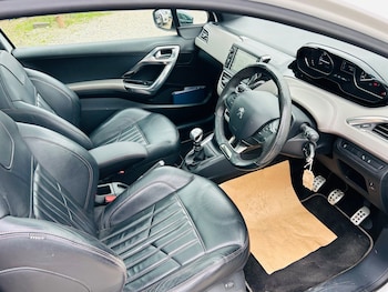 Used Peugeot 208 2014 for sale - 76298085: Photo