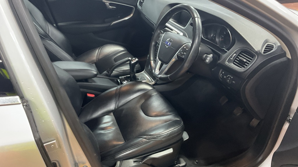 Used Volvo V40 2015 for sale - 77716235: Photo 8