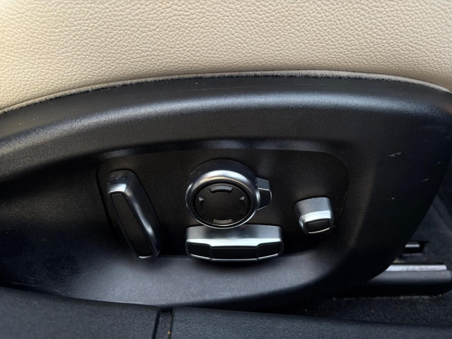 Used Jaguar XF 2016 for sale - 76712454: Photo 14