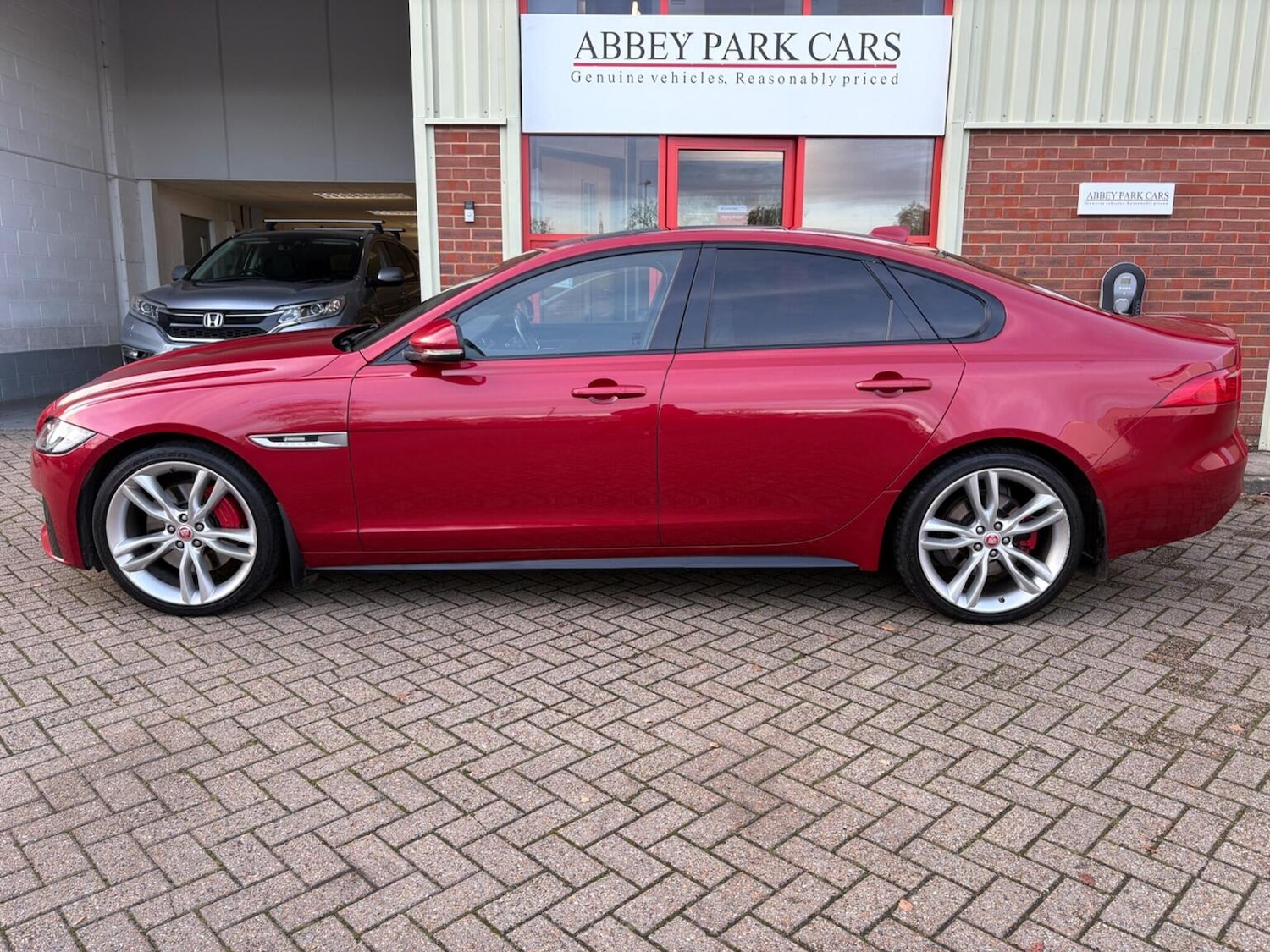 Used Jaguar XF 2016 for sale - 76712454: Photo 6