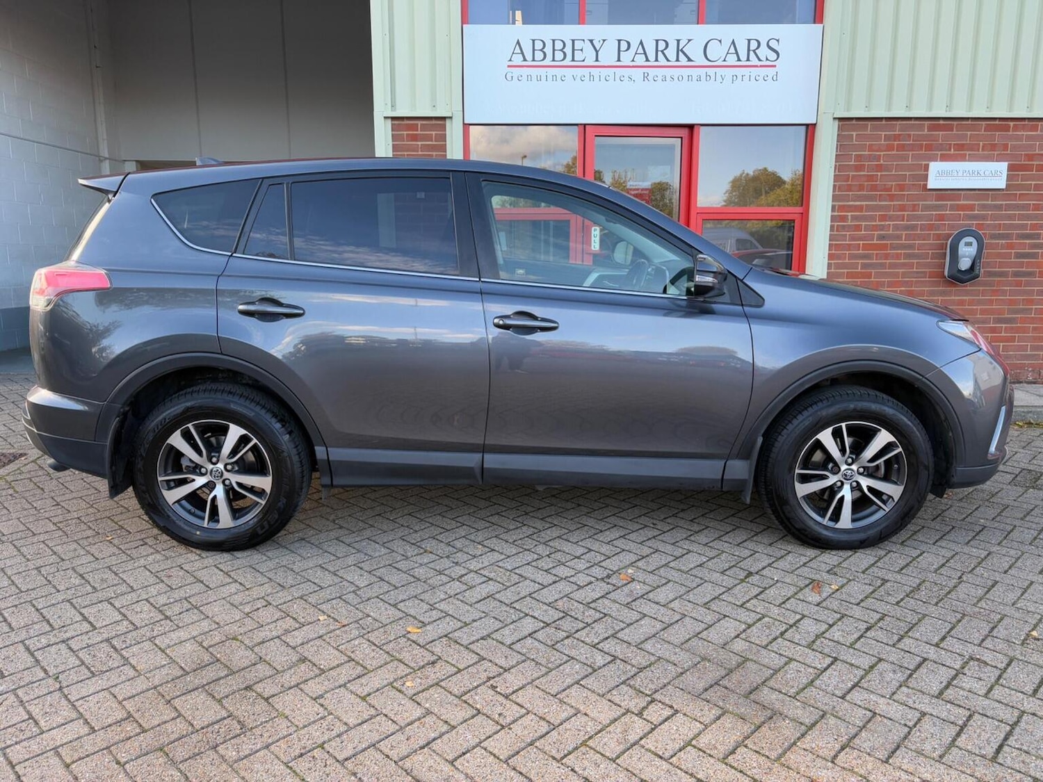 Used Toyota RAV4 2016 for sale - 76396971: Photo 2