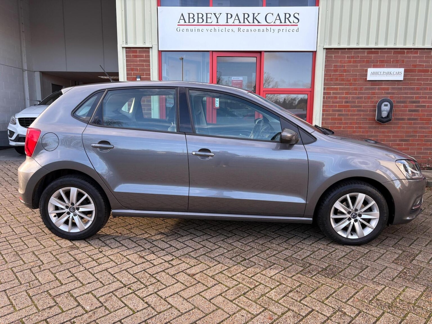 Used Volkswagen Polo 2015 for sale - 76712870: Photo 2