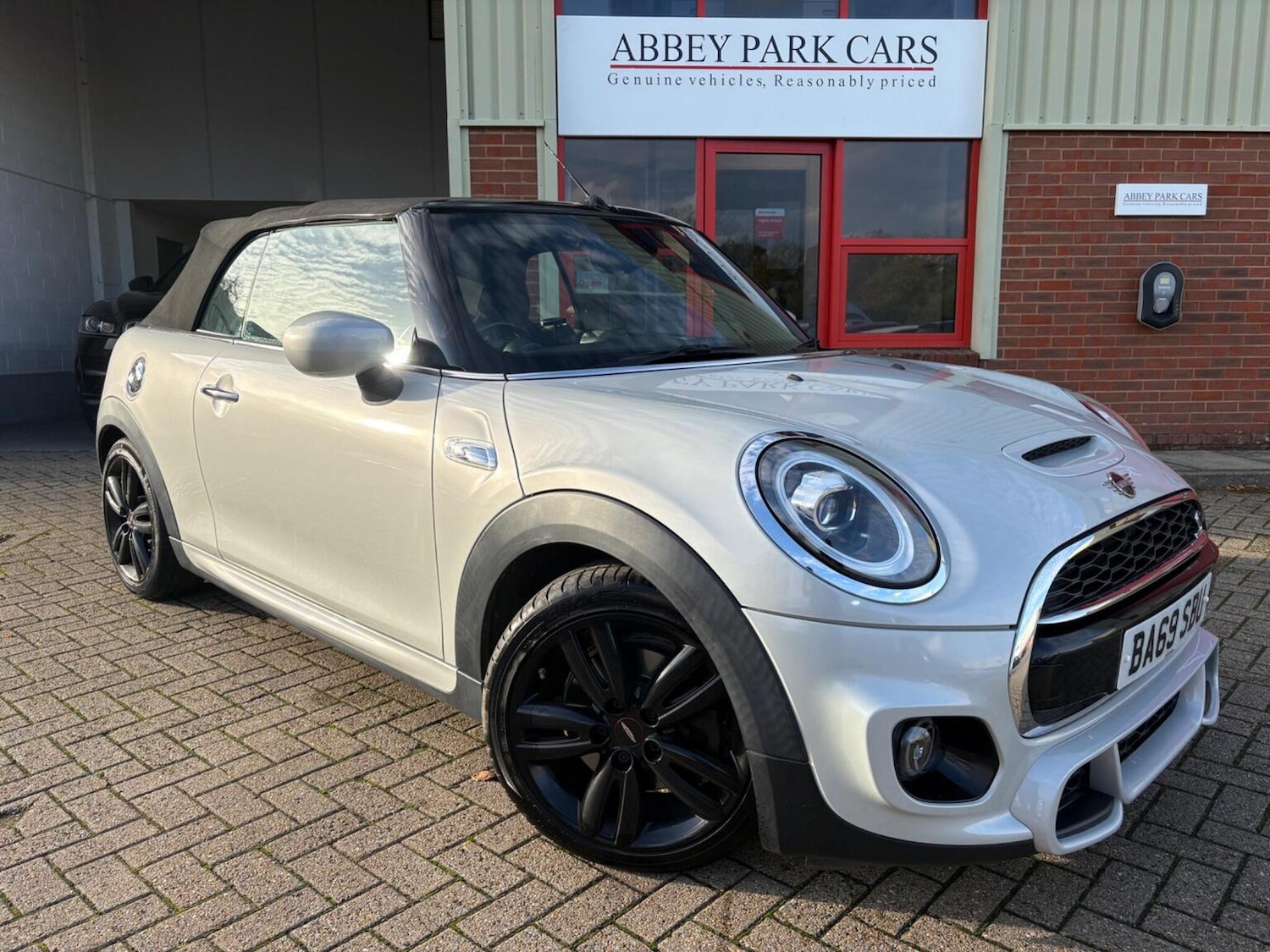 Used MINI Convertible 2019 for sale - 76571112: Photo 1