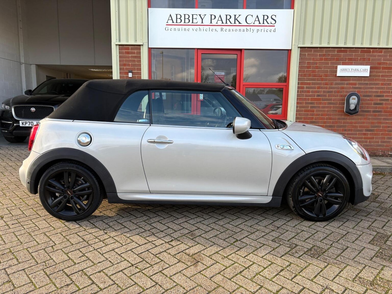 Used MINI Convertible 2019 for sale - 76571112: Photo 3