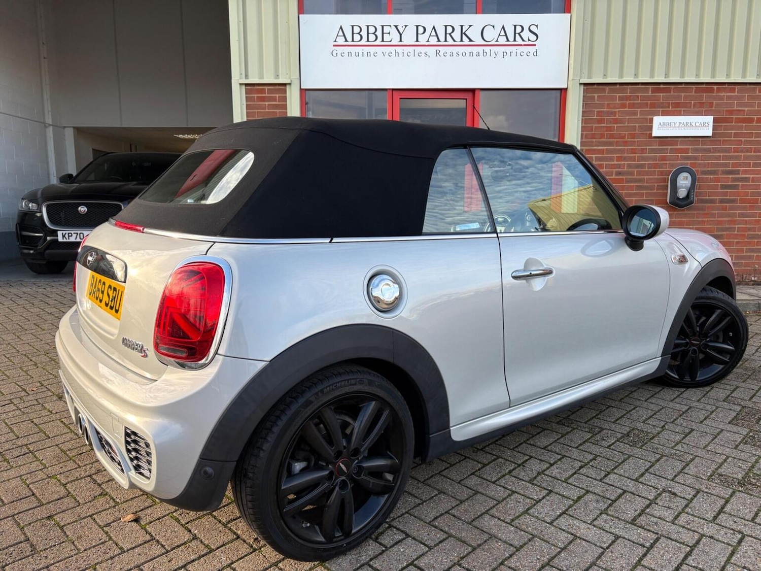 Used MINI Convertible 2019 for sale - 76571112: Photo 5