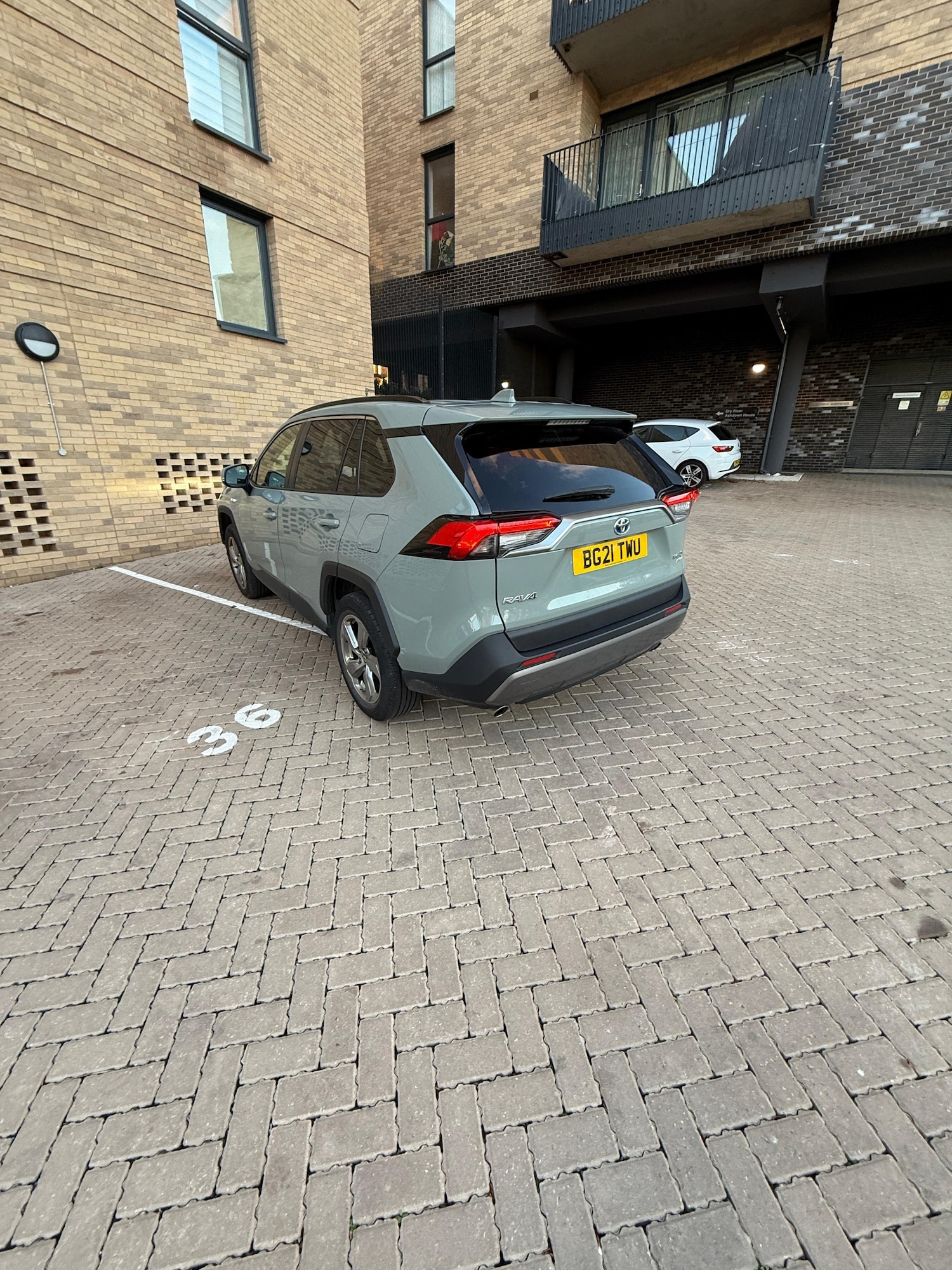 Used Toyota RAV4 2021 for sale - 76510637: Photo 2