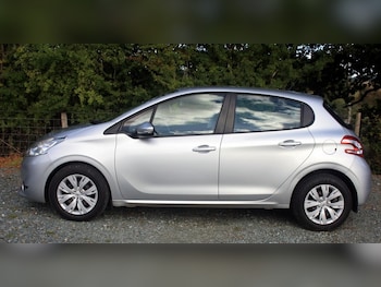 Peugeot - 208
