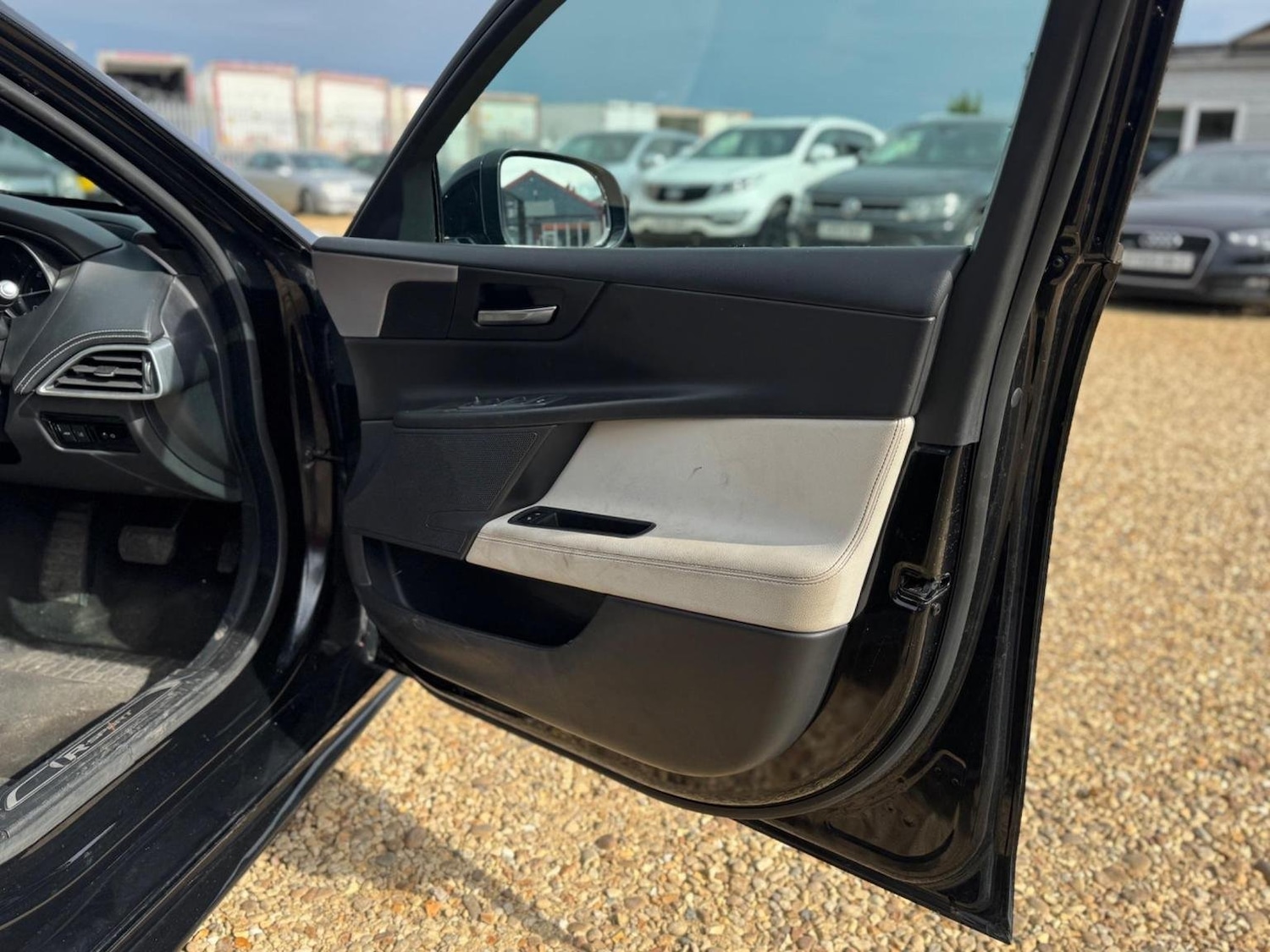 Used Jaguar XE 2016 for sale - 76793982: Photo 28