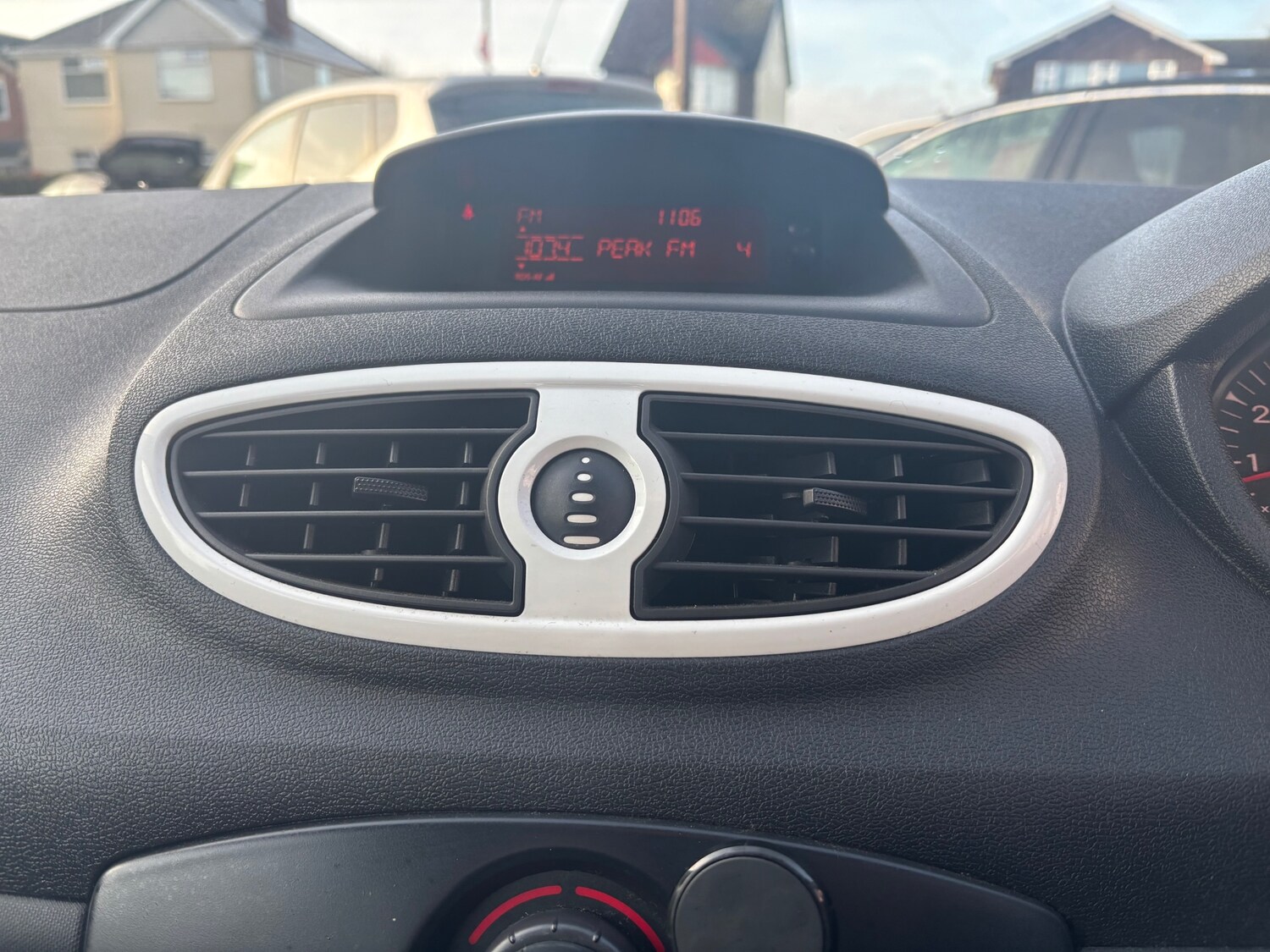 Used Renault Clio 2011 for sale - 77166236: Photo 12