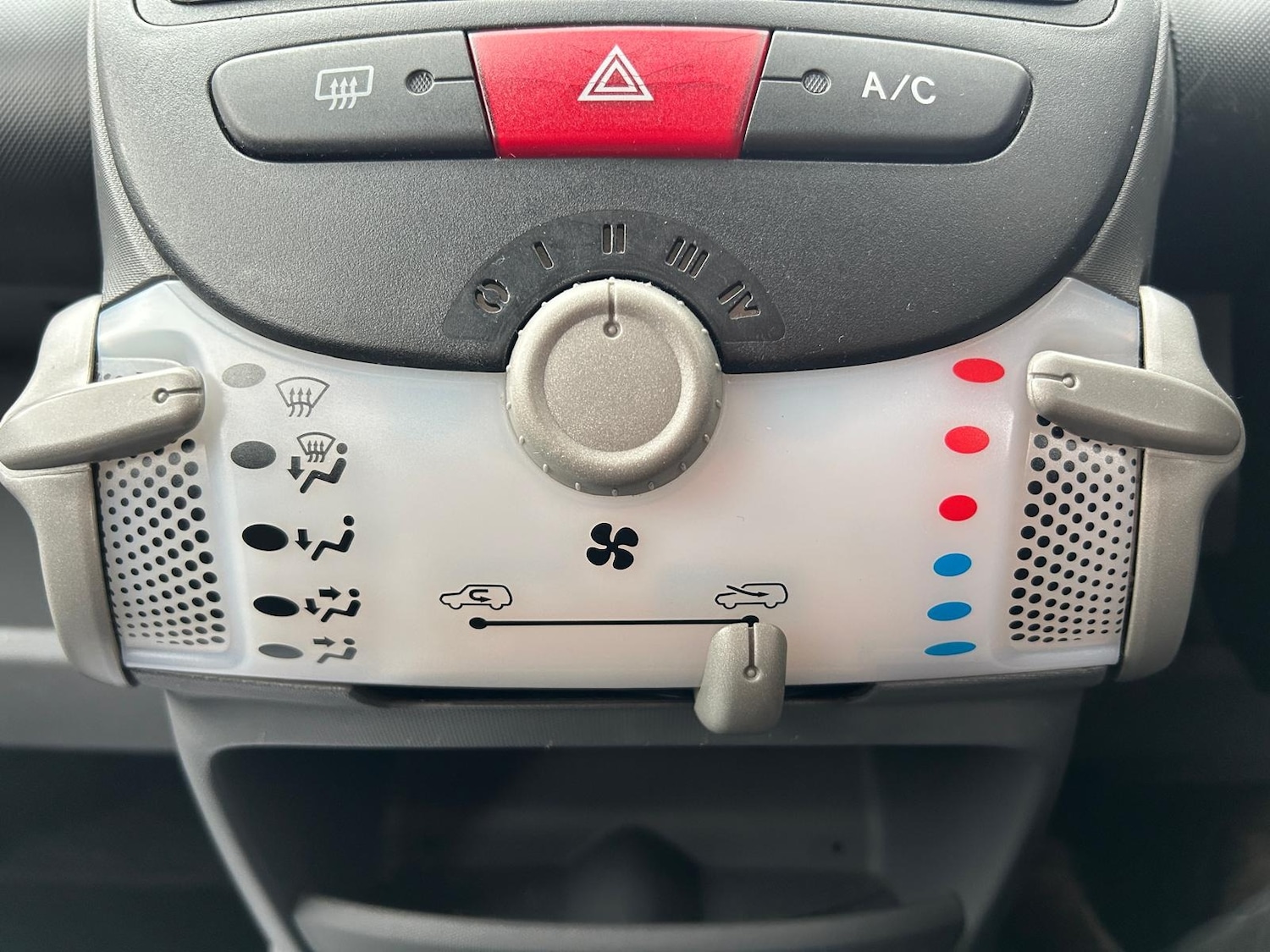 Used Toyota AYGO 2010 for sale - 77298445: Photo 40