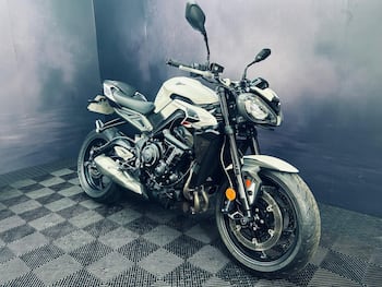 Used Triumph STREET TRIPLE R 2024 for sale - bike-79405202: Photo