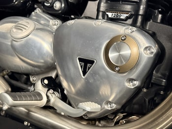 Used Triumph BONNEVILLE BOBBER 2017 for sale - bike-78722637: Photo